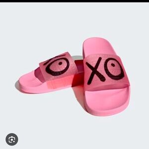 Adidas x Andre Saraiva Adilette XO slide in Girls Size 4. Excellent Condition.